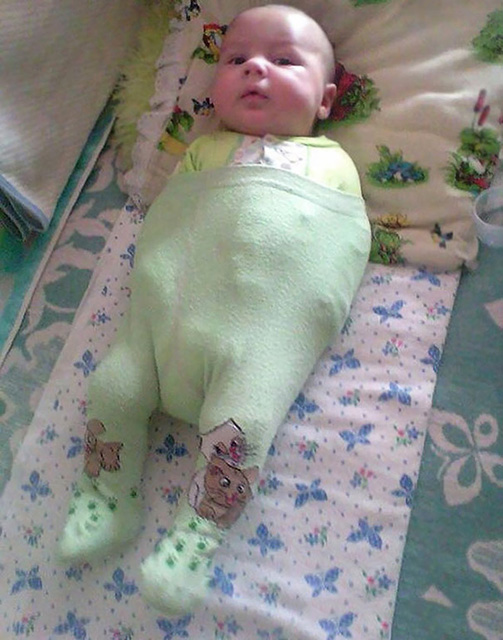 换了个穿衣方式，小宝宝变的安分多了儿童gif搞笑图片