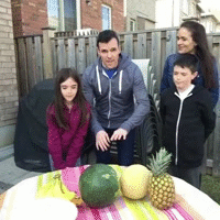 下面，由闺女表演大刀切水果儿童gif搞笑图片