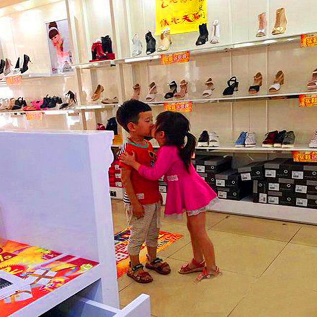 年纪这么小就学会了虐狗儿童gif搞笑图片