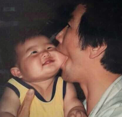 不要怕，我就亲一口儿童gif搞笑图片