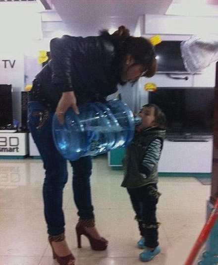 女汉子妈妈培养出来的女汉子女儿儿童gif搞笑图片