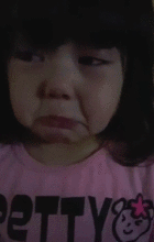 小萝莉挨了妈妈的批评，一个大写的委屈儿童gif搞笑图片