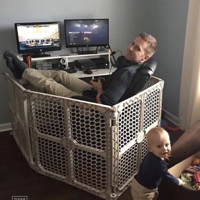 老婆让他去买一个儿童防护栏。。。老婆回家后一看。。。儿童gif搞笑图片