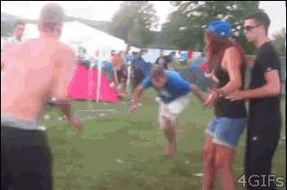 你们装逼就装逼，干嘛还伤害无辜儿童gif搞笑图片