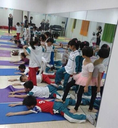 女王训练基地儿童gif搞笑图片