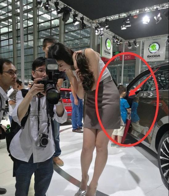 那小孩是全场唯一一个真的来看车的人，其他的都是来看车模的儿童gif搞笑图片