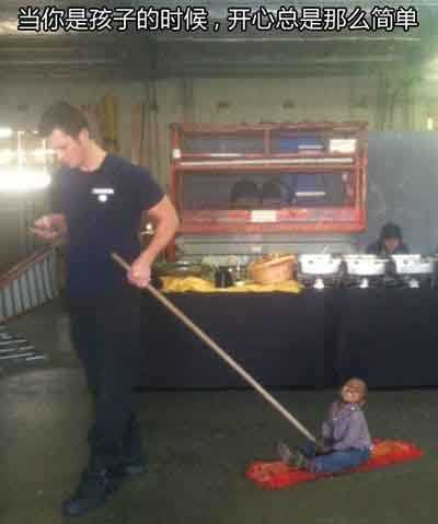当你是孩子的时候，开心总是那么简单儿童gif搞笑图片