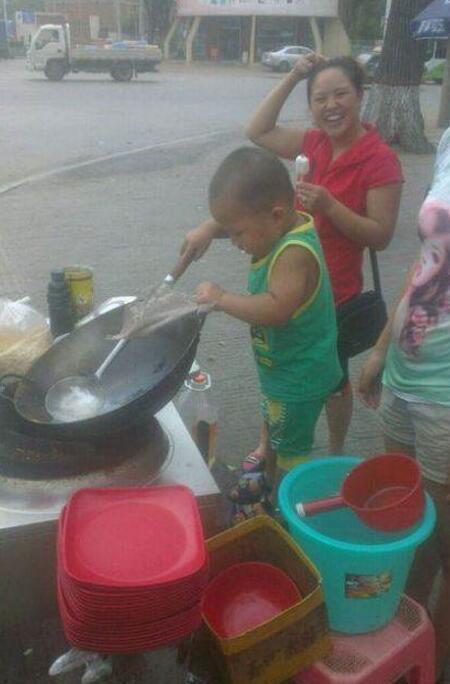 孩子真有大厨的范儿儿童gif搞笑图片