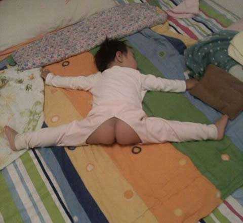 天生玩体操的料儿童gif搞笑图片