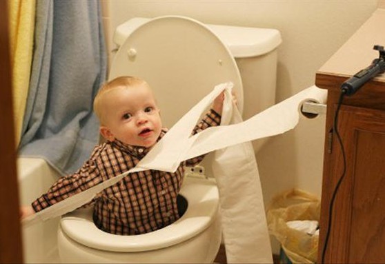 小子，玩什么不好，怎么就选了这么一个地方，你真的超有才儿童gif搞笑图片