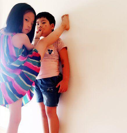 一言不合就被壁咚儿童gif搞笑图片