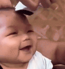 看这一脸享受的表情，老夫的少女心啊……儿童gif搞笑图片