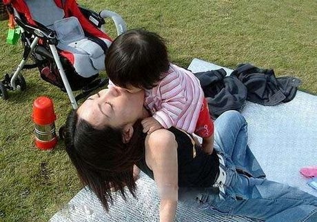 好疯狂的热吻儿童gif搞笑图片