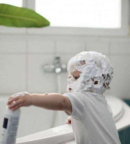 妈妈不在家我自己洗头儿童gif搞笑图片