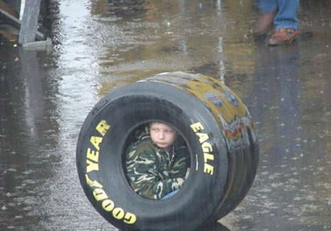 熊孩子的躲雨装备实在是太酷炫儿童gif搞笑图片