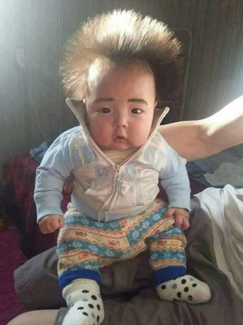 根据发型可以推断熊孩子应该是赛亚人后裔儿童gif搞笑图片