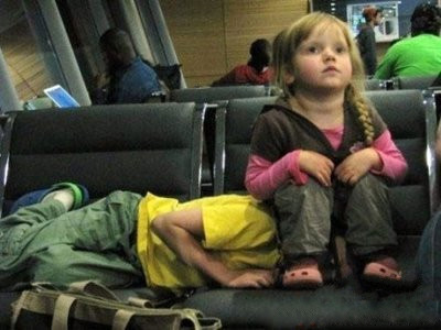 机场里的兄妹，这才是亲哥哥啊儿童gif搞笑图片