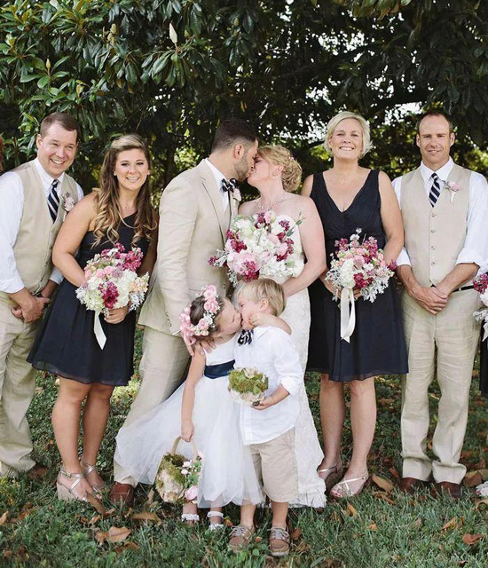 伴娘与伴郎很抢镜啊儿童gif搞笑图片