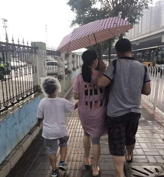 亲爹亲妈儿童gif搞笑图片