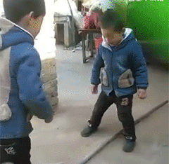 小小的年纪就套路满满，长大还得了儿童gif搞笑图片