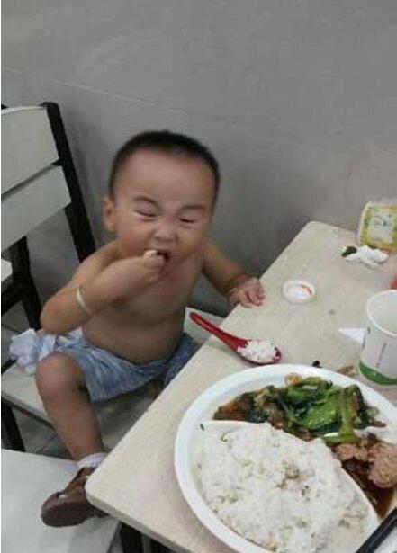 小娃娃吃饱了没？儿童gif搞笑图片