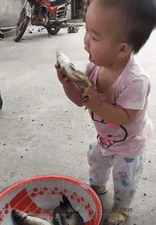 看着宝宝就知道饿了儿童gif搞笑图片