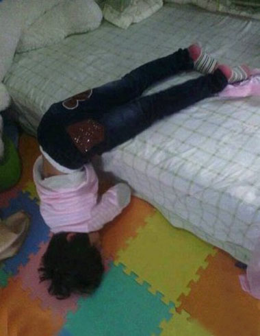 这样都能睡着啊？儿童gif搞笑图片