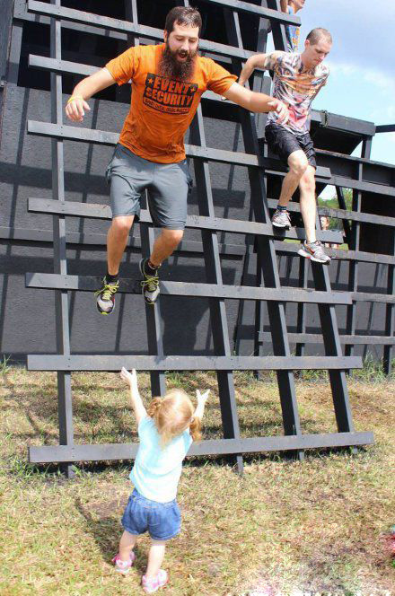 粑粑别怕，我接着你～儿童gif搞笑图片