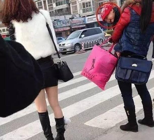 孩子从小看见美女就开心儿童gif搞笑图片