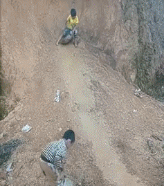 农村的娃子就是会玩，哪里都能找到乐趣儿童gif搞笑图片