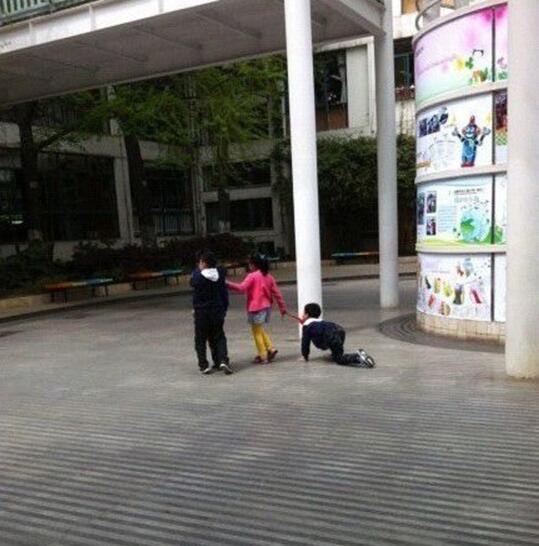 男孩子为啥这般没出息？儿童gif搞笑图片