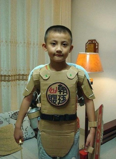 再穷也要给儿子做份小礼物儿童gif搞笑图片