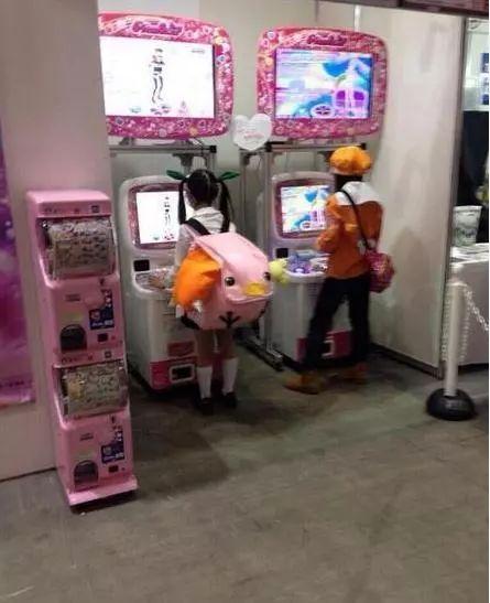 小姑娘，你的包好可爱啊儿童gif搞笑图片