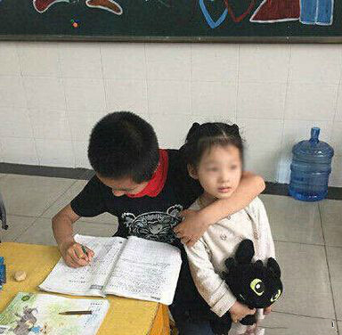 学霸的日常，撩妹不忘做作业儿童gif搞笑图片