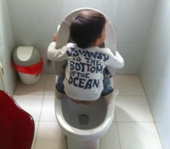 孩子是谁教给你这样上厕所的儿童gif搞笑图片
