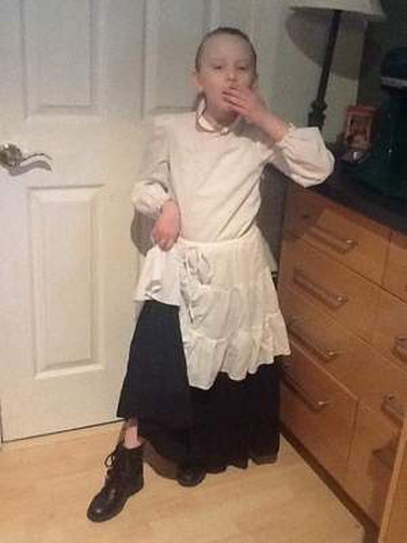 美8岁女童每天扮不同人物去上学儿童gif搞笑图片