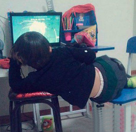 这孩子看电视看得出神入化，不知不觉练成了奇功儿童gif搞笑图片