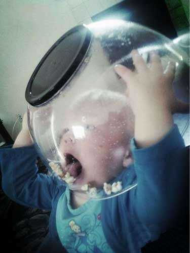 你说吃的力量有多大？！儿童gif搞笑图片