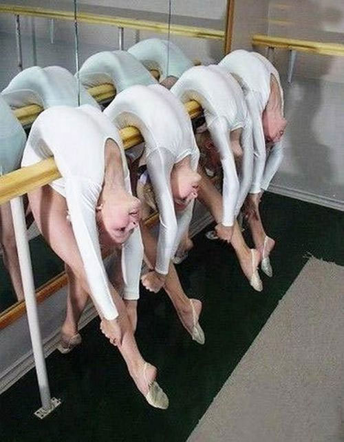 像不像挂了4只烤鸭？儿童gif搞笑图片