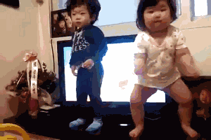 双胞胎真会玩啊儿童gif搞笑图片