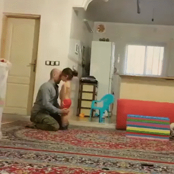 默契搭配的父女两，好厉害儿童gif搞笑图片