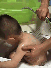 这娃是充话费送的吧~儿童gif搞笑图片