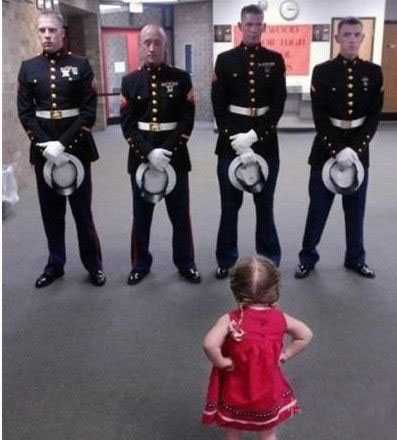 都给我站好了，别乱动！儿童gif搞笑图片