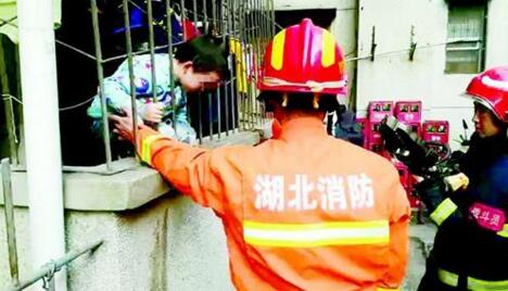 男童头卡防盗网儿童gif搞笑图片