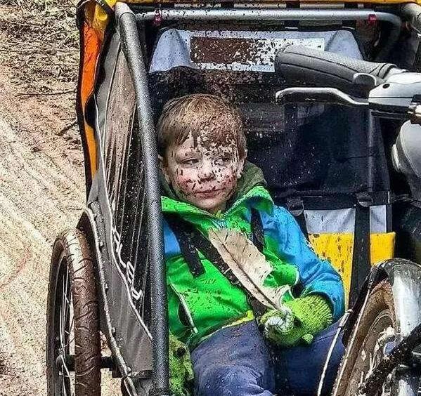 与鹅搏斗最终取得胜利儿童gif搞笑图片