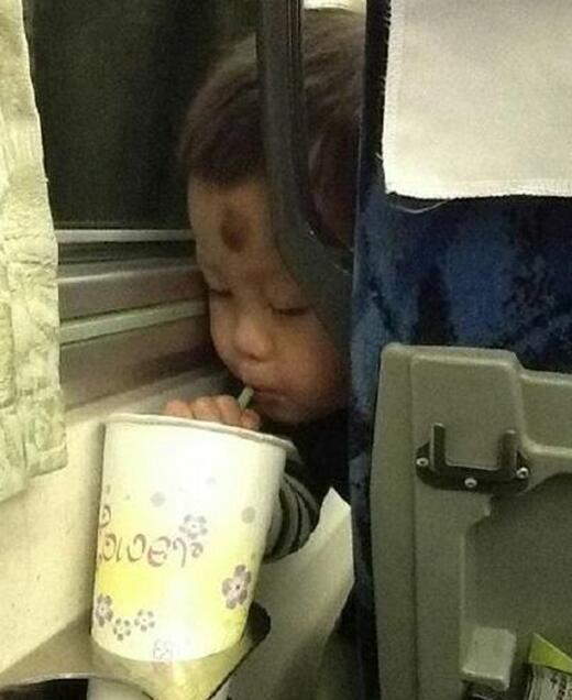 你确定在喝你的饮料么？儿童gif搞笑图片