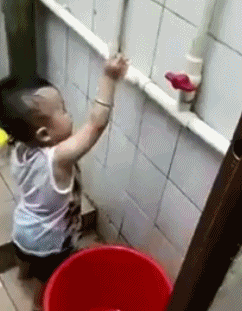 大力出奇迹，喷你一脸水儿童gif搞笑图片