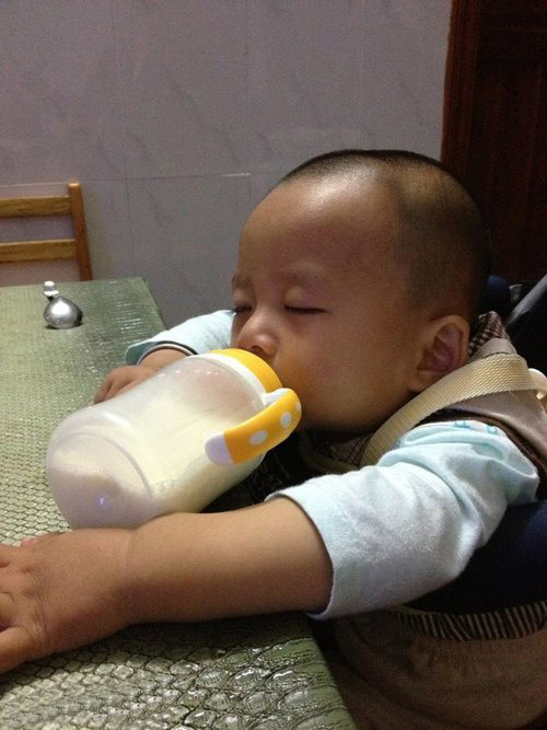 吃着吃着就睡着的了小朋友儿童gif搞笑图片