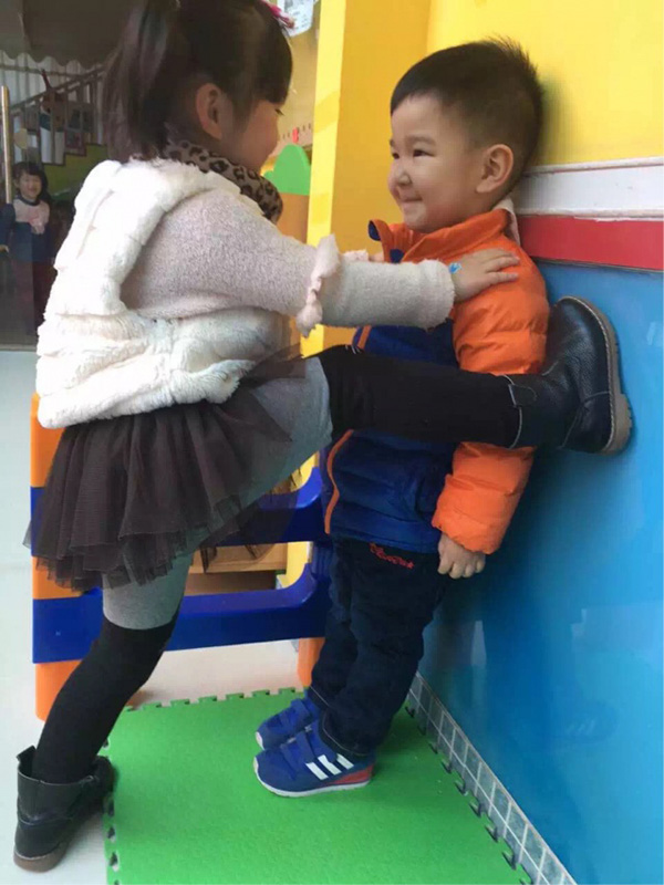 站好别动，让老娘壁咚一个儿童gif搞笑图片