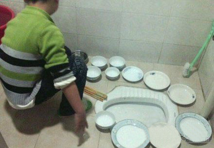 家长们，千万别让孩子去洗碗了儿童gif搞笑图片